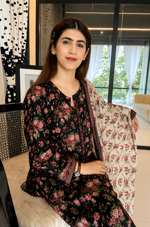 Afsheen Noir Bloom Lawn Digital Printed 3 Piece Stitched Suit