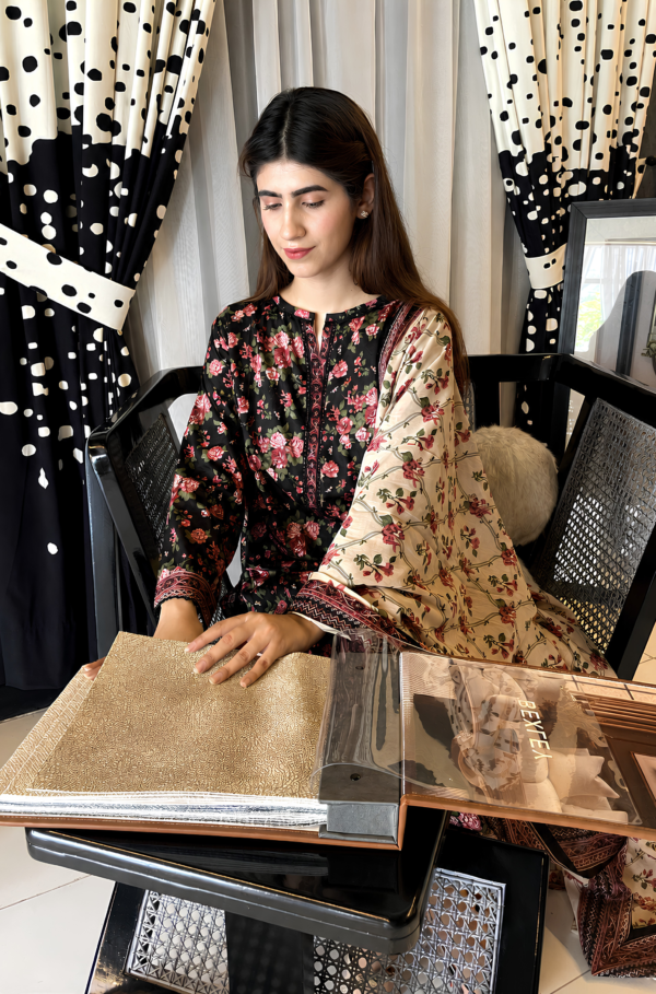 Afsheen Noir Bloom Lawn Digital Printed 3 Piece Stitched Suit